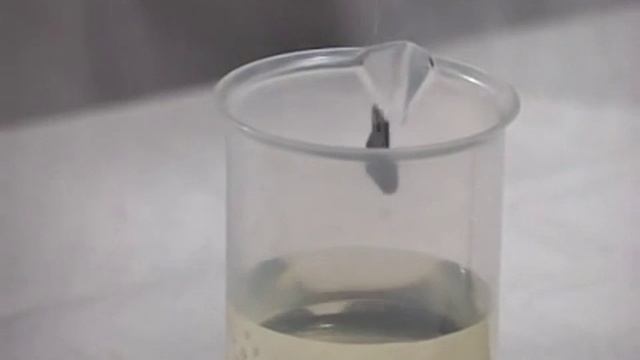 Растворение стекла в плавиковой кислоте - Dissolution of the glass with hydrofluoric acid смотреть онлайн