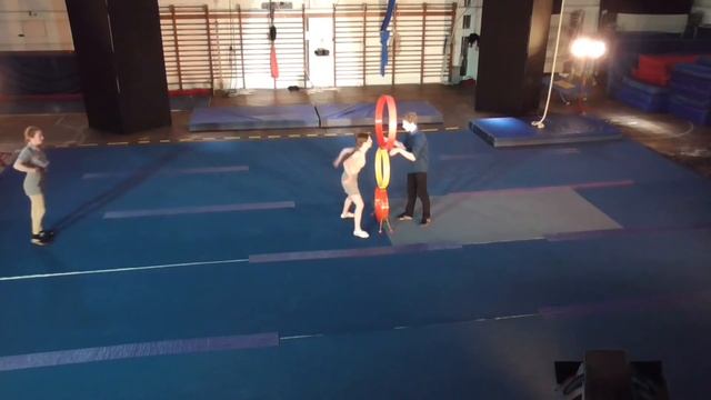 Hoop-Diving Trio - Annie Fraser, Or Oppenheimer, Ron Oppenheimer 2014 смотреть онлайн