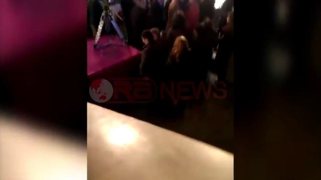 Deputeti Blushi pritet në Elbasan me fishkëllima dhe thirrje- Ora News смотреть онлайн