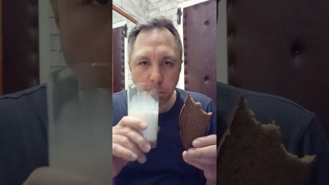 ASMR. ПЬЮ ХОЛОДНОЕ МОЛОКО С ЧЁРНЫМ ХЛЕБУШКОМ смотреть онлайн