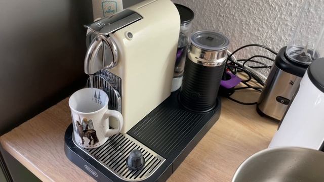 Kaffee zubereiten aus einer Kapsel De'Longhi Nespresso Citiz EN267.WAE Kaffemaschine Anleitung смотреть онлайн