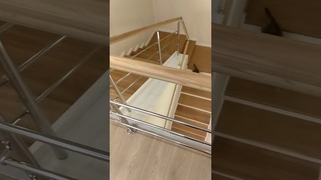Бетонная лестница, ее отделка и перила из нержавеющей стали. смотреть онлайн