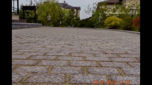 Двор уложили гранитной плиткой , толщ.2 см . Мостовая Ру . смотреть онлайн