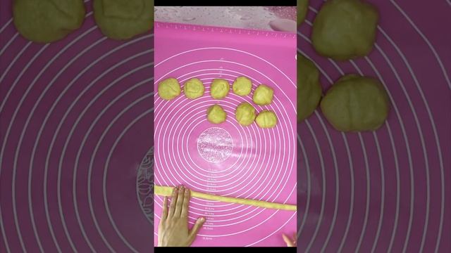 Сосиски в тесте в духовке. МяГонькие и оЧень вкусные. Рецепт теста самый простой. смотреть онлайн