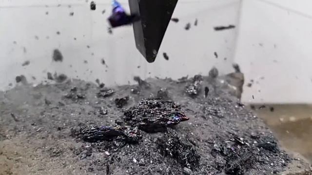 Замедленная съемка измельчения кристаллов кремния смотреть онлайн