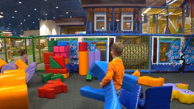 Песенка про цвета на английском / Plays with colored toys смотреть онлайн