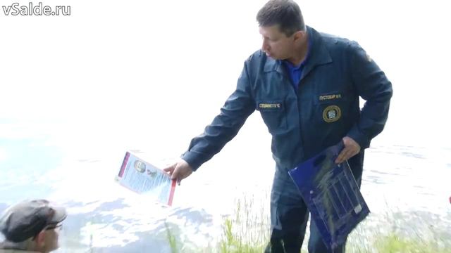 Салдинские спасатели провели рейд на побережье пруда смотреть онлайн