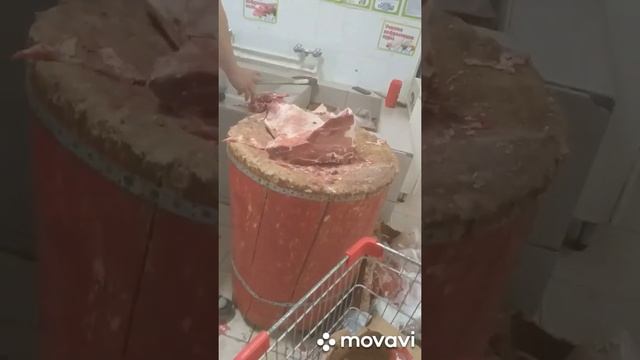 Рубим замороженное полу тушу