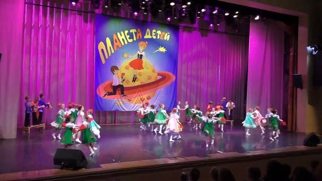 Русский народный танец "Калинка". Младшая группа ансамбля смотреть онлайн