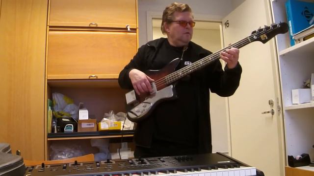 GUYATONE EB 4 BASS смотреть онлайн