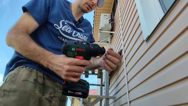 Установка кондиционера на фасад из сайдинга. Работа шуруповертом Bosch Advanced Impact c насадками смотреть онлайн