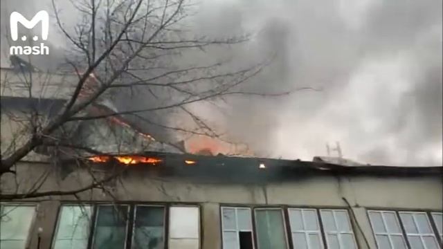 В Саратове пожар. Горит кровля типографии в Ленинском районе. смотреть онлайн