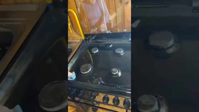 Как быстро и качественно ухаживать за стеклянными , зеркальными кухонными плитами смотреть онлайн