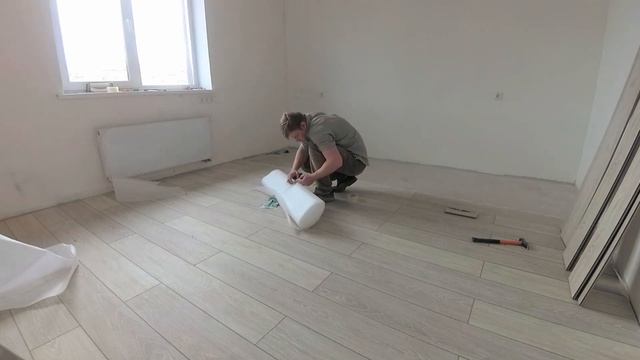 Как в одиночку укладывать ЛАМИНАТ. Простая ИНСТРУКЦИЯ смотреть онлайн