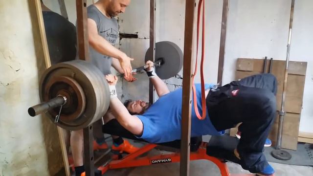 200 kg x 4 bench press (reps for pizza!) смотреть онлайн
