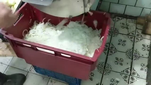 Шинковка лука, нарезка лука кольцами, промышленная овощерезка Vega Carrot Shredder смотреть онлайн
