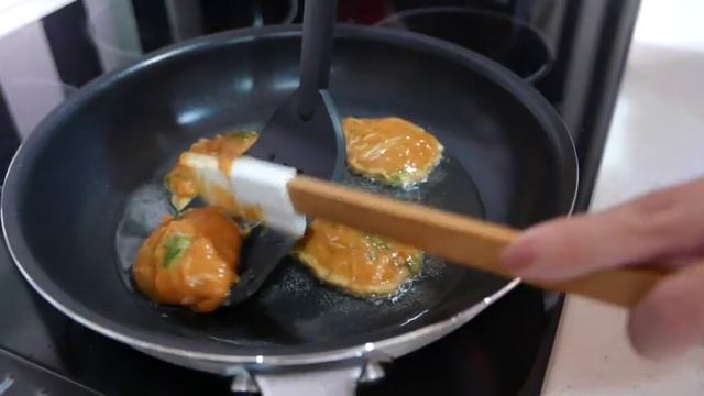 COOKING WITH VITAMIX: Thai Fish Cakes with Homemade Satay Dipping Sauce смотреть онлайн
