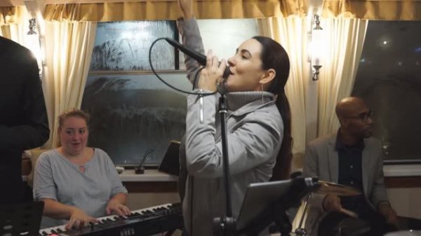La vida es un Carnaval исполняет Cuban Band