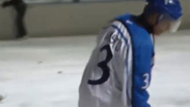 Sauli Niinistö pelaa jääkiekkoa смотреть онлайн