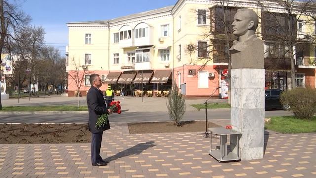 Вадим Красносельский возложил цветы к установленному в столице в 1977 году бюсту Юрия Гагарина. смотреть онлайн
