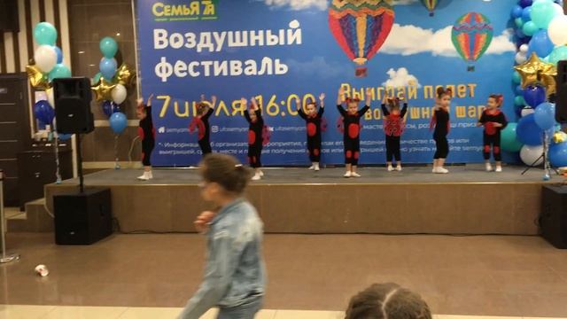 Танец "Божьих коровок" Baby Dance в ТРК Семья смотреть онлайн