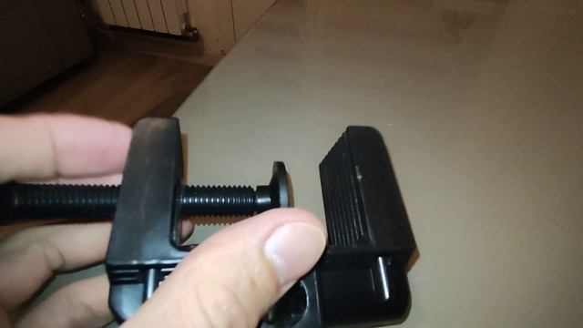 Обзор пластиковой струбцины и монтаж на нее светодиодного светильника своими руками.