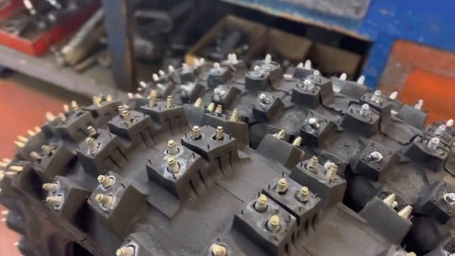 Mitas C16 100/100-18 + Mitas C17 90/90-21 WINTER FRICTION SPIKE смотреть онлайн