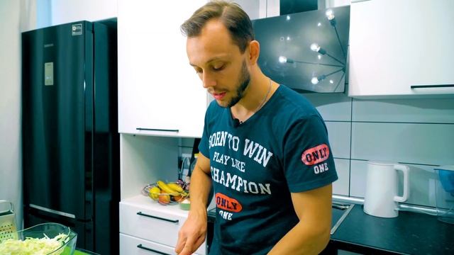 Салат с капустой и свеклой простой праздничный рецепт на ужин и обед! смотреть онлайн