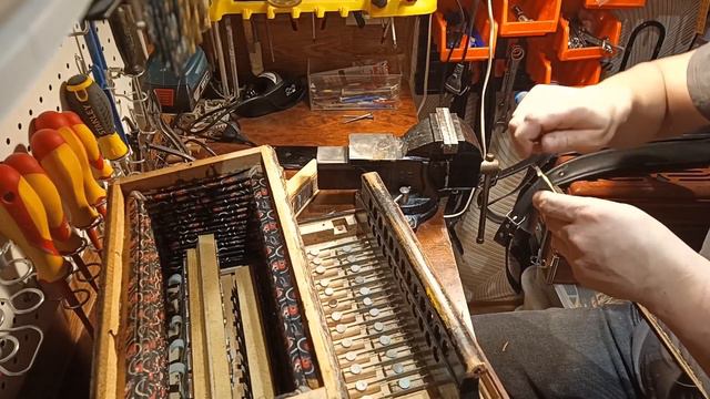 Старинная гармонь фабрики "Красный партизан" ч.1 - Разборка гармони... смотреть онлайн