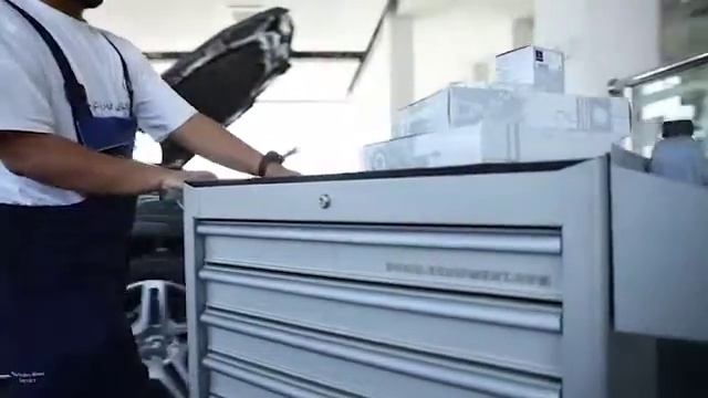 The Mercedes-Benz Service Center смотреть онлайн