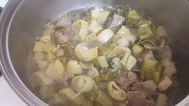 Мясо с луком порей и сельдереем(прасоселино) по гречески? смотреть онлайн