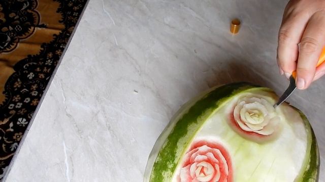 КАРВИНГ НА АРБУЗЕ РОЗЫ В КОРЗИНЕ подарок смотреть онлайн