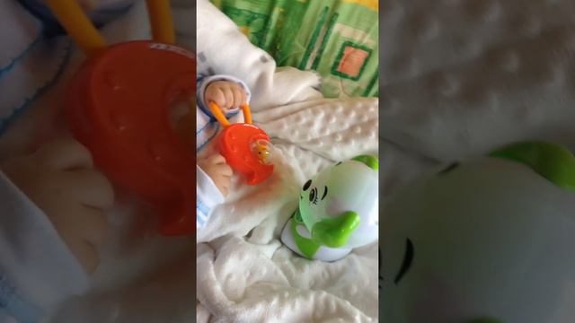 Нам 2 месяц 27 дней. И мы держим игрушку. смотреть онлайн