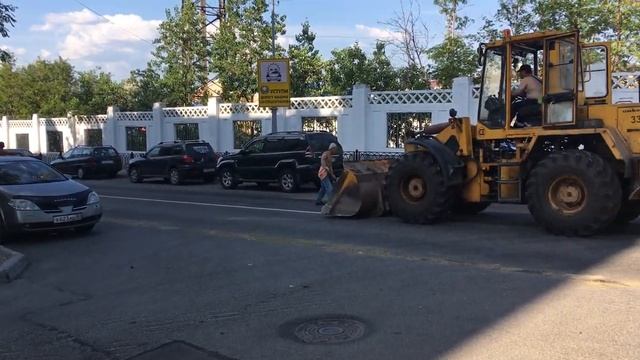 В Мурманске расплавленный битум посыпают песком смотреть онлайн