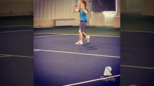 Теннис. Маленькая девочка играет в большой теннис. Полина.