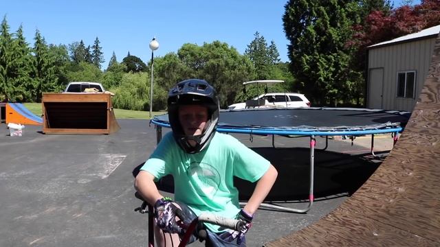 Would You Rather Challenge! Eat an Onion or Backflip into a Pool?! смотреть онлайн