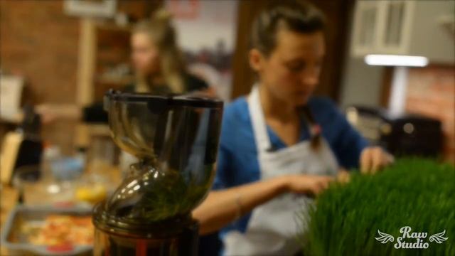 Соковыжималка Rawmid Modern JDM-80. Апельсиновый сок и сок из зелени. смотреть онлайн