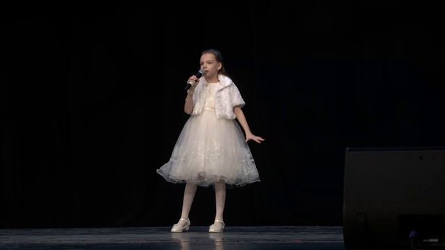 Елизавета Малашева - "Песенка о снежинке" (Е.Крылатов - Л. Дербенёв) смотреть онлайн