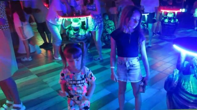 Супер Тася на вечеринке в космосе! Инопланетяне прилетели в Турцию! SPACE PARTY! #party #космос смотреть онлайн