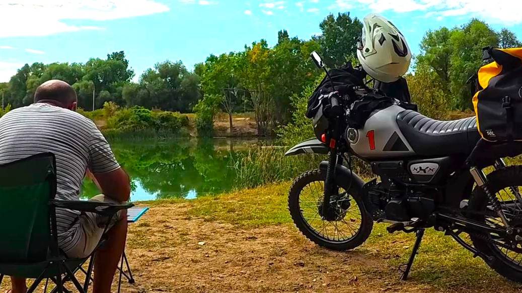 Мото кемпинг на озере на Colt Scrambler. Готовлю мясо на углях. #сезонконтентаRUTUBE