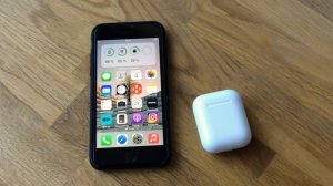 Отключается наушник AirPods