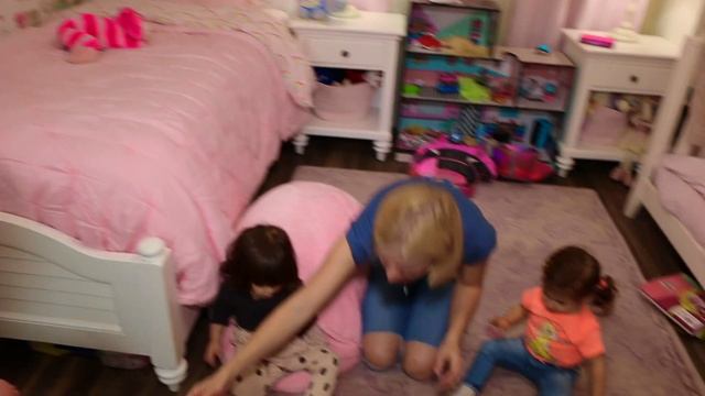 BEST SURPRISE: Sister dolls open LOL gifts, do make up, hair, nails, dress up. Куклы ЛОЛ и макияж. смотреть онлайн