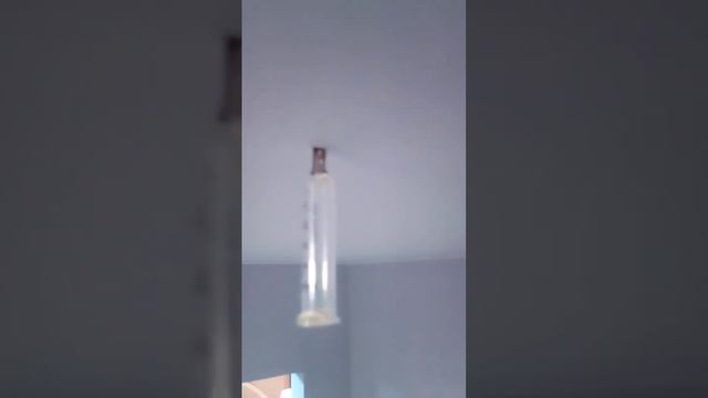 Как убрать пузырь с водой в натяжном потолке. смотреть онлайн