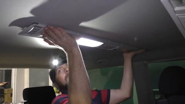 Установка потолочного монитора AVS1717MPP на потолок VW Multivan смотреть онлайн