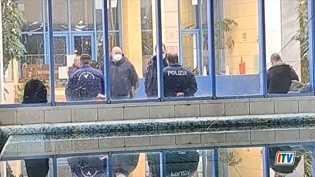 Roberto Bembo è morto: dolore e commozione, folla di parenti e amici al Moscati смотреть онлайн