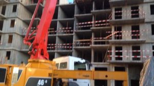 Подача бетона автобетононасосом на высоту.Бетонирование перекрытия.