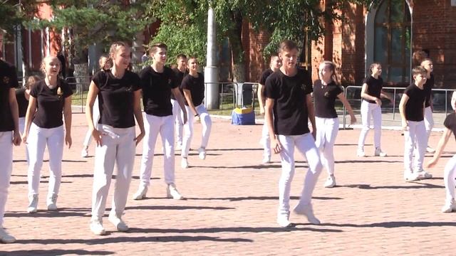 Ансамбль «Ровесники открыл новый учебный год танцами на свежем воздухе смотреть онлайн