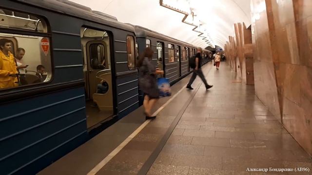 [Ретро-метро]: Состав Еж3/Ем-508Т на станции "Баррикадная" смотреть онлайн