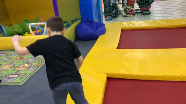 Батутный центр в Ростове/Эдвард и Эвелина смотреть онлайн