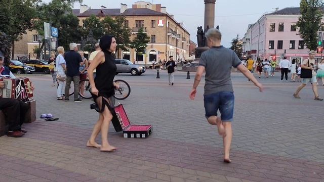 Танцы босиком! Кто круче танцует, мама или дочь? Зацените!!! смотреть онлайн